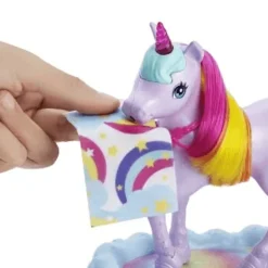 Barbie Fantasía Set de Juego Muñeca con Pony Arcoíris GTG01