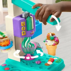 Play-Doh Set de Juegos Heladería con Maquina de Helados Accesorios y 5 Latas