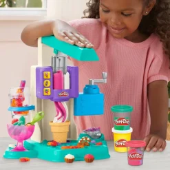 Play-Doh Set de Juegos Heladería con Maquina de Helados Accesorios y 5 Latas